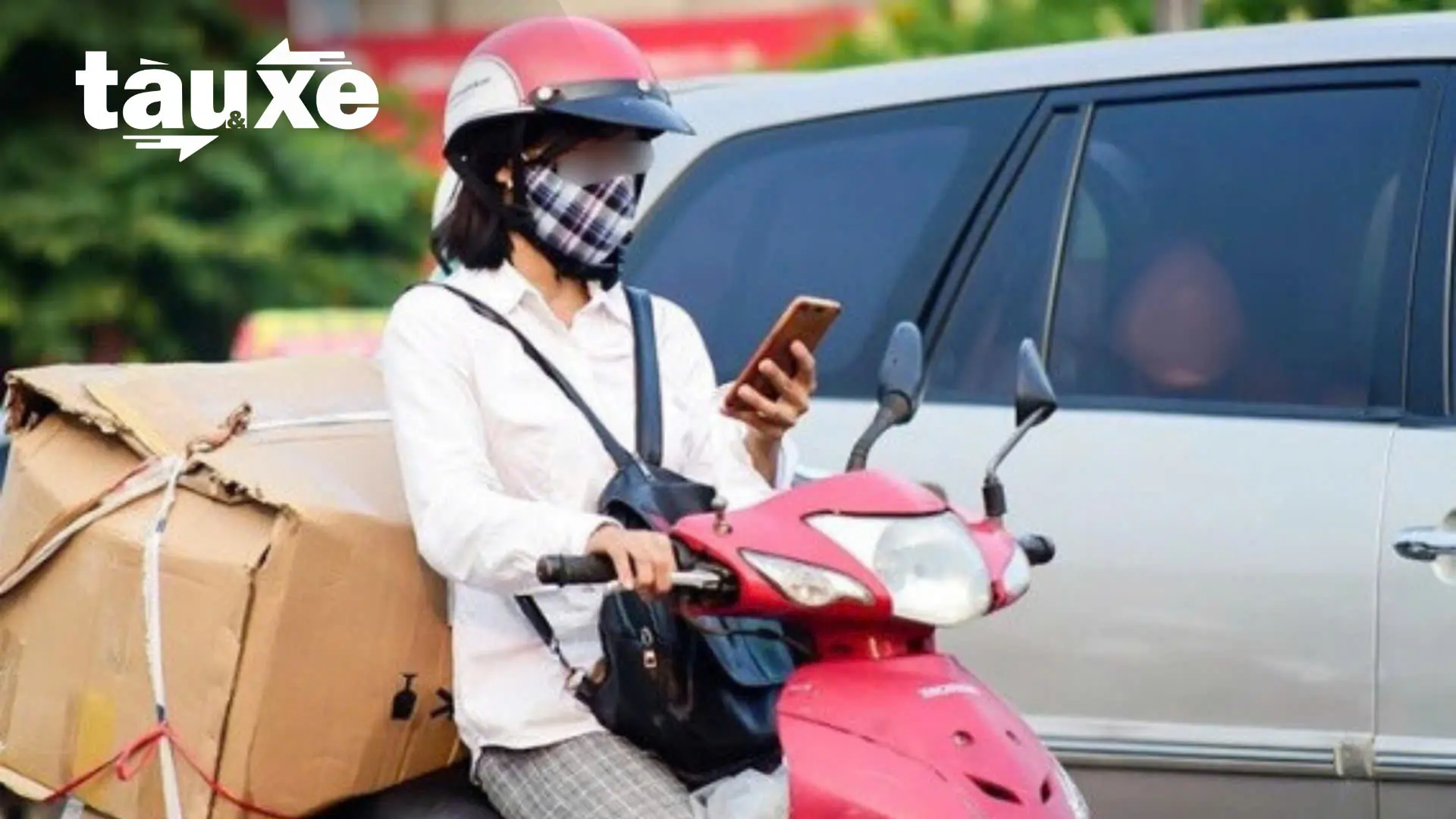 Hành vi vừa lái xe vừa lướt điện thoại vẫn tái diễn | Bản tin Tàu và Xe | 30/11/2025